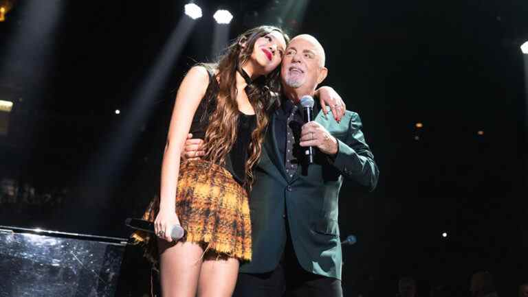 Billy Joel accueille Olivia Rodrigo pour « Deja Vu », « Uptown Girl » au Madison Square Garden
	
	
