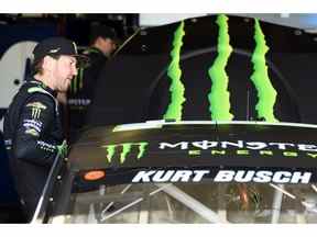 BROOKLYN, MICHIGAN – 07 JUIN: Kurt Busch, conducteur de la Chevrolet # 1 Monster Energy, monte dans sa voiture avant l'entraînement pour le Monster Energy NASCAR Cup Series FireKeepers Casino 400 au Michigan International Speedway le 07 juin 2019 à Brooklyn, Michigan.