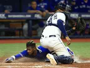 Raimel Tapia des Blue Jays de Toronto se glisse à domicile devant le tag de Christian Bethancourt des Rays de Tampa Bay en neuvième manche lors d'un match au Tropicana Field le 02 août 2022 à St Petersburg, en Floride.