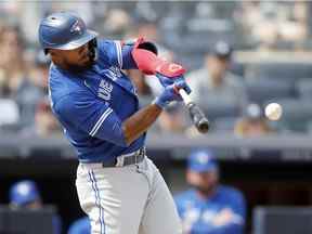 Teoscar Hernandez # 37 des Blue Jays de Toronto se connecte sur un coup sûr en quatrième manche contre les Yankees de New York au Yankee Stadium le 21 août 2022 à New York.