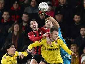 Le gardien de but argentin d'Arsenal, Emiliano Martinez, frappe le ballon lors du match de football de quatrième tour de la FA Cup anglaise entre Bournemouth et Arsenal au Vitality Stadium de Bournemouth, dans le sud de l'Angleterre, le 27 janvier 2020.