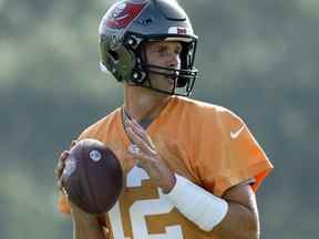 Le quart-arrière des Tampa Bay Buccaneers Tom Brady (12 ans) s'entraîne pendant le camp d'entraînement au AdventHealth Training Center le 28 juillet 2022.