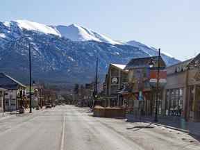 Une rue du centre-ville de Canmore, en Alberta, en avril 2020. "Un certain nombre de magasins ont déclaré que 