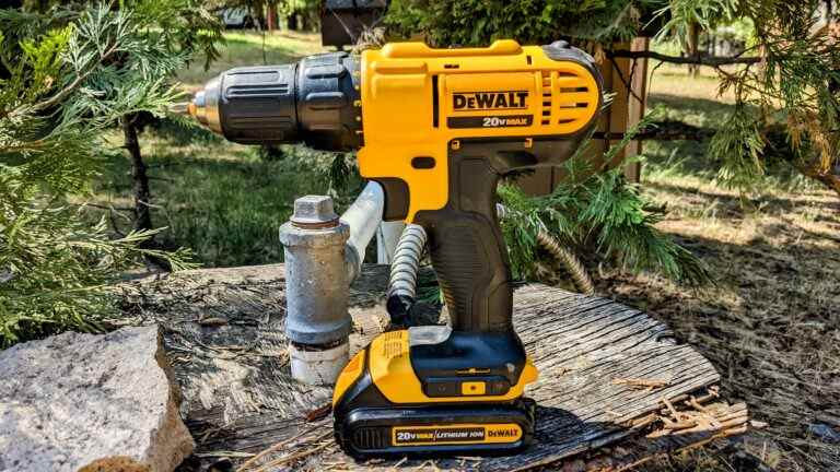 Ce que nous avons acheté : comment la perceuse sans fil 20V Max de DeWalt est devenue mon outil de rénovation domiciliaire le plus polyvalent