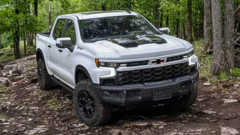 Chevrolet Silverado 1500 ZR2 AEV Bison 2023 : tout sauf les klaxons