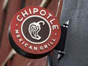 Le logo de Chipotle sur l'un de leurs restaurants à Manhattan, New York.