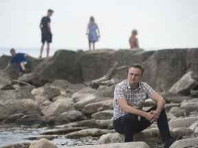 Myron Genyk pose pour une photo alors qu'il est au bord du lac avec sa famille à Mississauga, en Ontario, le mardi 26 juillet 2022.