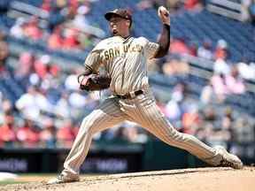 Blake Snell # 4 des San Diego Padres lance dans la cinquième manche contre les Nationals de Washington au Nationals Park le 14 août 2022 à Washington, DC.