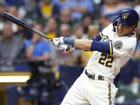 17 août 2022 ;  Milwaukee, Wisconsin, États-Unis ;  Le voltigeur gauche des Milwaukee Brewers Christian Yelich (22 ans) frappe un simple RBI lors de la huitième manche contre les Dodgers de Los Angeles à l'American Family Field.