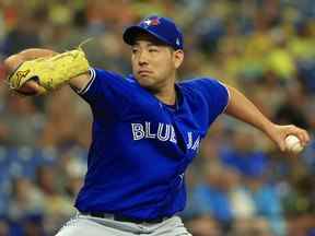 Yusei Kikuchi # 16 des Blue Jays de Toronto lance lors d'un match contre les Rays de Tampa Bay au Tropicana Field le 03 août 2022 à St Petersburg, en Floride.