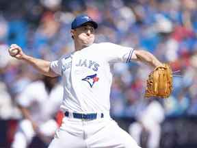 28 août 2022 ;  Toronto, Ontario, CAN ;  Le lanceur partant des Blue Jays de Toronto, Ross Stripling (48 ans), lance un lancer contre les Angels de Los Angeles lors de la première manche au Rogers Center.