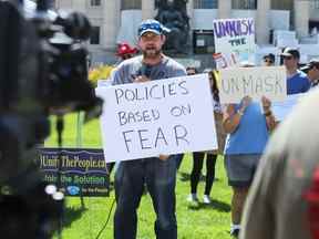 Patrick Allard de Manitoba Together prend la parole lors d'un événement March to Unmask devant l'édifice législatif du Manitoba le dimanche 19 juillet 2020.