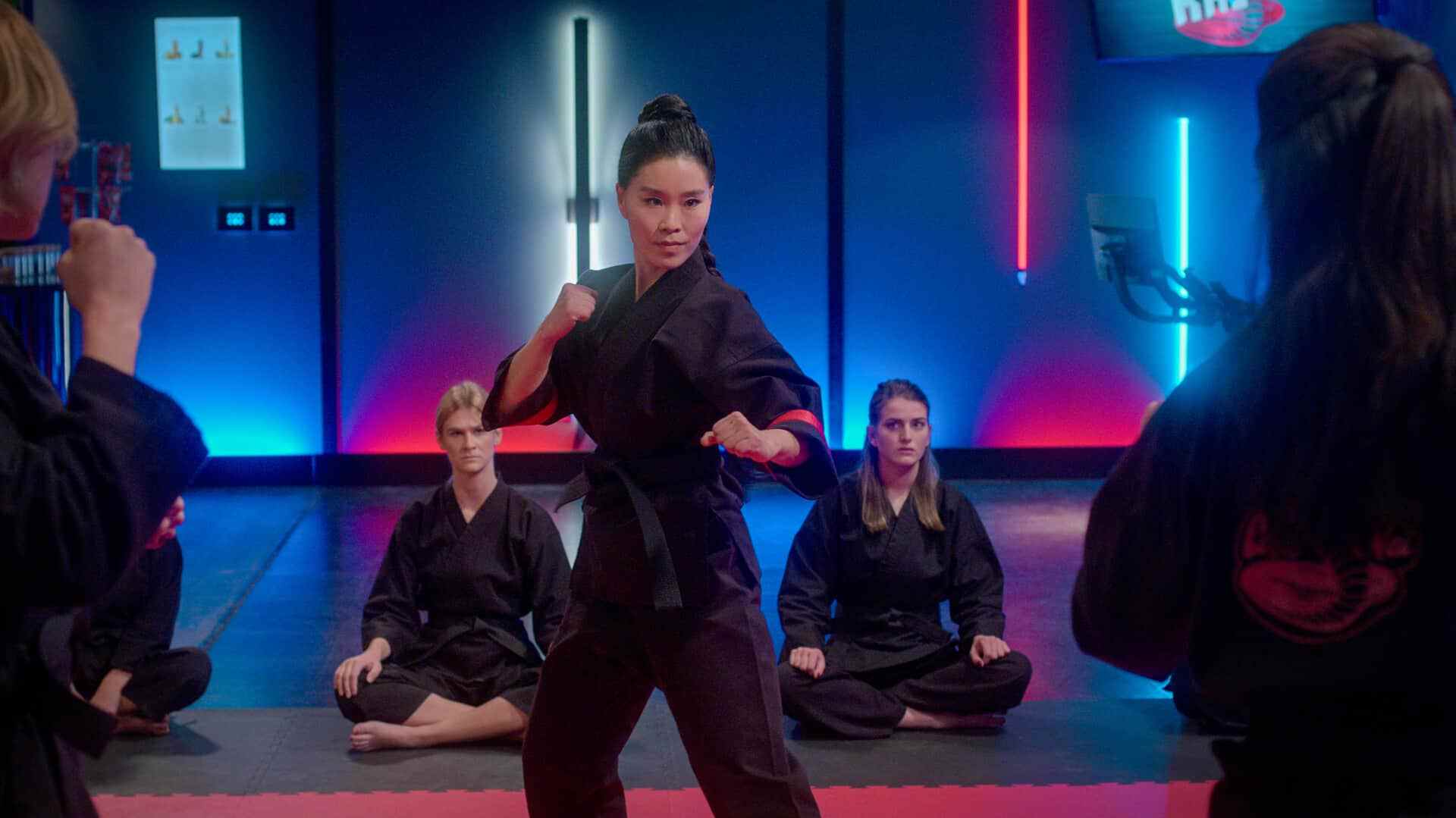 Netflix: les premières images de la saison 5 de Cobra Kai révèlent le retour de Sean Kanan dans le rôle de Mike Barnes et du nouveau sensei Kim Da-Eun, joué par Alicia Hannah-Kim.