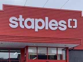 Affiche Staples Canada dans un magasin à Ottawa.