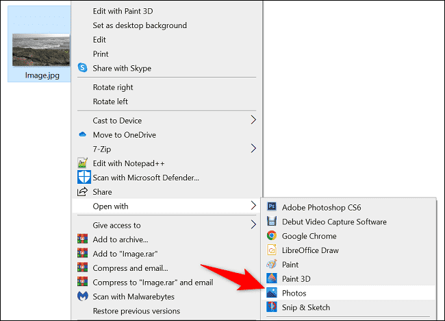 Sélectionnez Ouvrir avec > Photos. » width= »650″ height= »468″ src= »/pagespeed_static/1.JiBnMqyl6S.gif » onload= »pagespeed.lazyLoadImages.loadIfVisibleAndMaybeBeacon(this); » onerror= »this.onerror=null;pagespeed.lazyLoadImages.loadIfVisibleAndMaybeBeacon(this); »/></p>
<p>Sur votre page photo, sélectionnez l’option « Zoom avant » en haut. Il s’agit d’une icône en forme de loupe avec un signe « + ».</p>
<p><img loading=