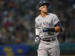 Le joueur de champ central des Yankees de New York Aaron Judge regarde vers le champ extérieur après s'être envolé vers le champ droit contre les Oakland Athletics lors de la septième manche au RingCentral Coliseum.