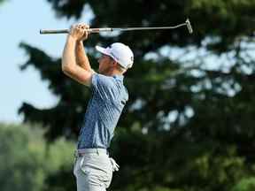 Will Zalatoris, des États-Unis, a misé pour gagner sur le troisième trou des séries éliminatoires sur le 11e green lors de la dernière manche du championnat FedEx St.Jude au TPC Southwind le 14 août 2022 à Memphis, Tennessee.