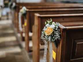 Un couple qui planifie un petit mariage ne veut pas que ses connaissances se sentent exclues.