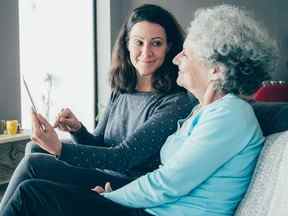 Une fille adulte veut quitter la maison de ses parents.