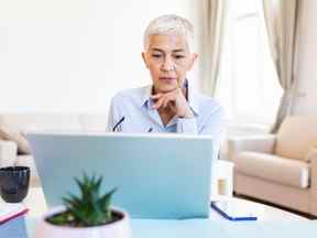 Une dater est sur le point de tendre la main à un match en ligne qu'elle a rencontré au travail.