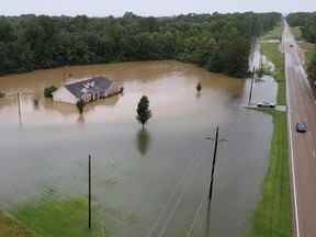 Un bâtiment est submergé au milieu des inondations à Canton, Mississippi, le 24 août 2022 dans cette capture d'écran obtenue à partir d'une vidéo sur les réseaux sociaux.