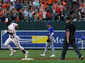 Ramon Urias des Orioles de Baltimore fait le tour des buts après avoir réussi un circuit de trois points lors de la première manche contre les Blue Jays de Toronto à l'Oriole Park de Camden Yards le 8 août 2022.