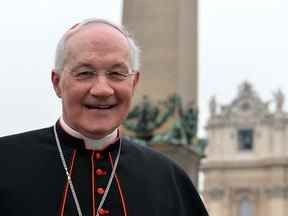 Le cardinal canadien Marc Ouellet marche sur la place Saint-Pierre après une réunion le deuxième jour du pré-conclave le 5 mars 2013 au Vatican.