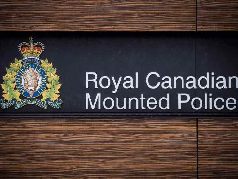 Des corps brûlés dans une voiture de Summerland liés à un accident à 300 km: Police