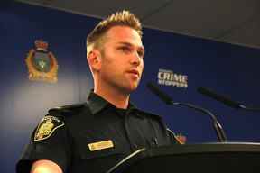 Le porte-parole de la police de Winnipeg Const.  Jay Murray prend la parole lors d'une conférence de presse avertissant le public d'une augmentation des «arnaques aux grands-parents» au quartier général de la police de Winnipeg le jeudi 28 juillet 2022.