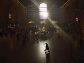 Les navetteurs traversent la gare Grand Central à New York.