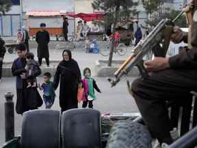 Des combattants talibans montent la garde dans le quartier chiite de Dasht-e-Barchi, à Kaboul, en Afghanistan, le dimanche 7 août 2022.