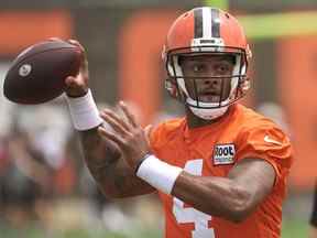 Le quart-arrière des Cleveland Browns Deshaun Watson lance une passe pendant le camp d'entraînement.  La NFL espère que l'embauche d'un nouvel avocat aidera à infliger la peine appropriée à Watson.