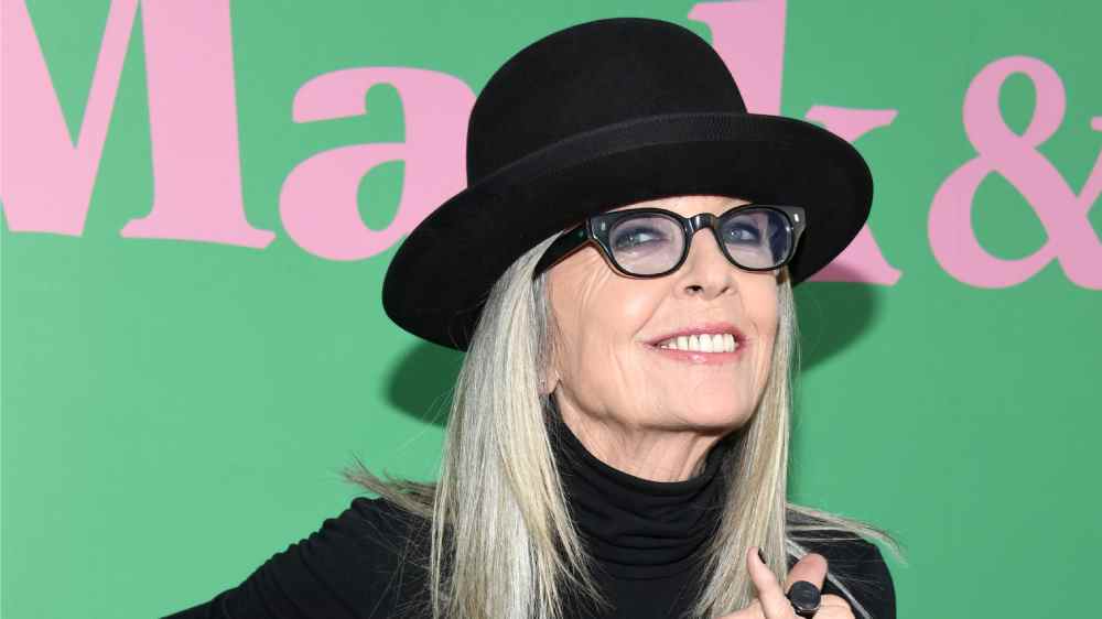 Diane Keaton explique pourquoi elle se traite d'« idiote », dit non aux psychédéliques et sa carrière musicale ratée.
	
	
