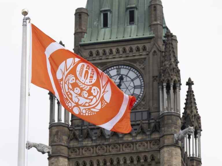 Drapeau hissé sur la Colline du Parlement en l’honneur des survivants des pensionnats indiens