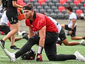 QB Nick Arbuckle, acquis par les Redblacks dans un échange avec Edmonton, à l'entraînement.