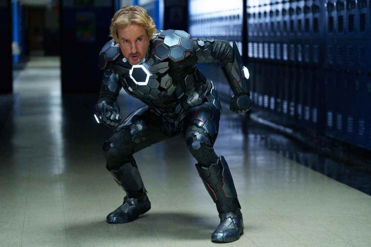 Owen Wilson dans son super-costume du quartier général secret, qui ressemble à peu près à l'armure grise d'Iron Man, avec plus de segmentation