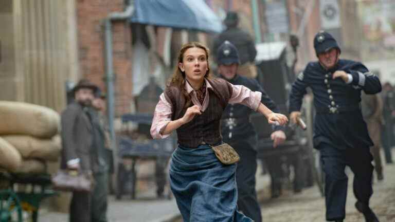 Enola Holmes de Millie Bobby Brown enfreint la loi dans les premières images de la suite du détective adolescent de Netflix