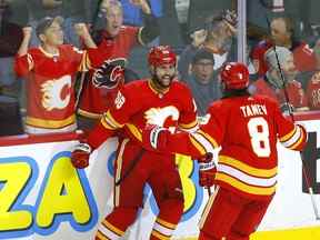 Le défenseur des Flames de Calgary Oliver Kylington célèbre un but avec son partenaire de jeu Chris Tanev la saison dernière.