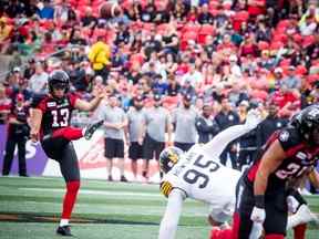 Richie Leone du Rouge et Noir d'Ottawa, vu lors d'un match en 2019, se classe au cinquième rang de la LCF avec une moyenne de dégagement de 47,3 verges cette saison et, avec un peu d'aide de ses amis, a la deuxième meilleure moyenne nette de la ligue (39,5 verges).