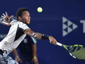 Le Canadien Felix Auger-Aliassime renvoie le ballon à Steve Johnson des États-Unis lors de leur match de tennis en simple masculin de l'ATP Open 250 du Mexique au Cabo Sports Complex à Los Cabos, au Mexique, le 4 août 2022.