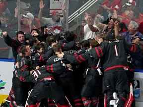 Équipe Canada célèbre après avoir battu l'équipe de Finlande 3-2 en prolongation lors de la finale pour la médaille d'or au Championnat mondial junior 2022 de la Fédération internationale de hockey sur glace à Edmonton, au Canada, le samedi 20 août 2022.