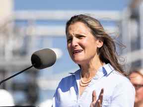 La vice-première ministre Chrystia Freeland lors d'une conférence de presse à Sherwood Park.