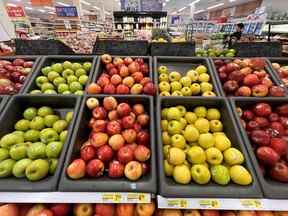 Le prix des pommes à l'épicerie Northmart à Iqaluit, au Nunavut, le 28 juillet 2022.