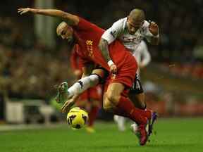 Jose Enrique de Liverpool s'emmêle avec Ashkan Dejagah de Fulham lors du match de la Barclays Premier League entre Liverpool et Fulham à Anfield le 22 décembre 2012 à Liverpool, en Angleterre.