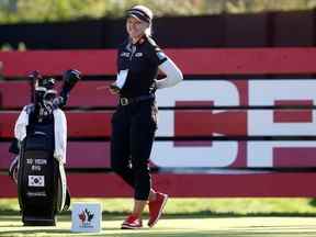 Brooke Henderson se tient sur un tee lors de sa dernière ronde à l'Omnium féminin CP au Ottawa Hunt and Golf Club dimanche.  Le natif de Smith Falls a terminé le tournoi à égalité au 49e rang.