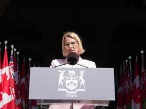 Sylvia Jones, vice-première ministre et ministre de la Santé, prête serment lors de la cérémonie d'assermentation à Queen's Park, à Toronto, le 24 juin 2022. La ministre de la Santé de l'Ontario souligne aujourd'hui que les habitants de la province pourront toujours accéder aux soins de santé sans payer de sa poche, un jour après avoir été critiquée pour avoir refusé d'exclure une poursuite de la privatisation du système.