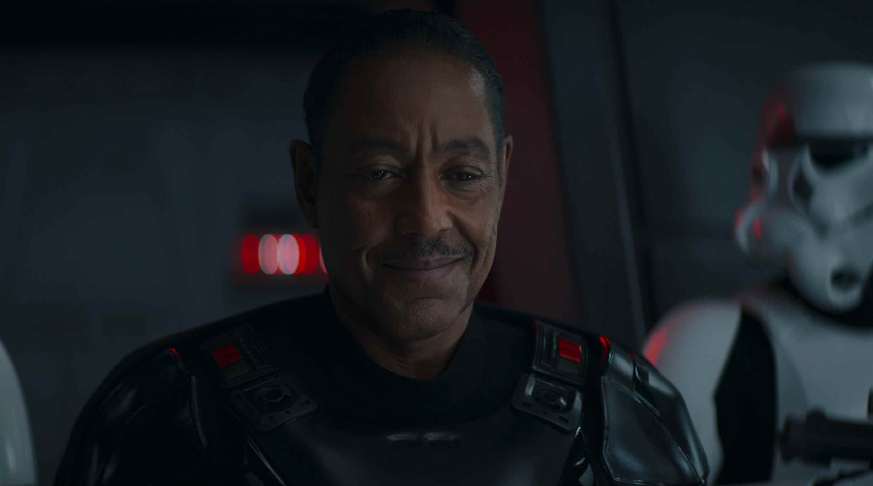 Le Moff Gideon de Giancarlo Esposito sourit en regardant Baby Yoda dans la saison 2 de The Mandalorian