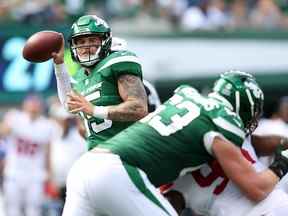 Le quart-arrière Chris Streveler passe lors de la victoire de pré-saison des Jets de New York contre les Giants de New York dimanche.  Streveler a remporté la Coupe Grey avec les Blue Bombers de Winnipeg.