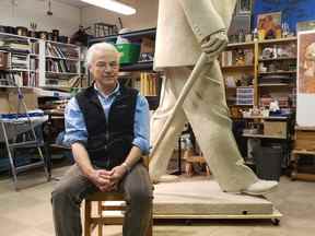 Le sculpteur d'Edmonton Danek Mozdzenski est assis avec sa création, une sculpture de Sir Winston Churchill sous forme de pâte à modeler, prête à être expédiée à la fonderie pour être bronzée.  La statue achevée, offerte par la Sir Winston Churchill Society de Calgary, sera érigée sur le terrain du McDougall Centre du gouvernement provincial au printemps prochain.  Photo gracieuseté de la Société Sir Winston Churchill de Calgary