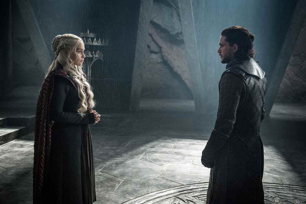 Daenerys et Jon Snow de Game of Thrones se tiennent dans une grande pièce en pierre face à face